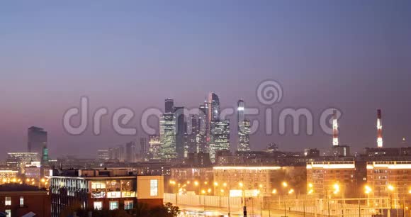 夜幕降临莫斯科商务中心霓虹灯激光和高速公路视频的预览图