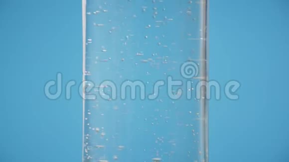 全杯纯碱蓝色背景慢动作的苏打水视频的预览图