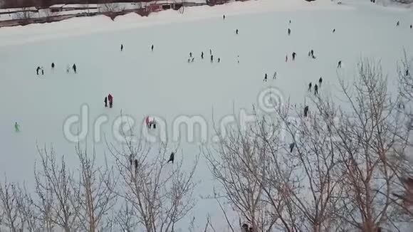 冬天晚上和许多人一起溜冰库存空中观景市中心溜冰场的鸟瞰图视频的预览图