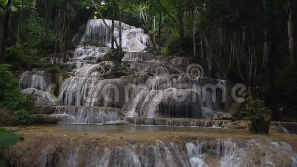 泰国兰邦国家公园瀑布视频的预览图