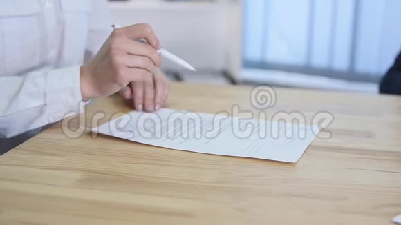 女手拿着签字笔合上视频的预览图