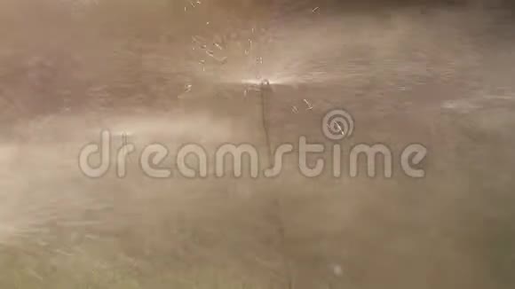 希腊农田上的洒水装置视频的预览图