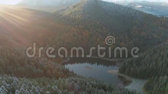 乌克兰美丽的蓝色湖泊的空中视频欧洲旅游目的地视频的预览图