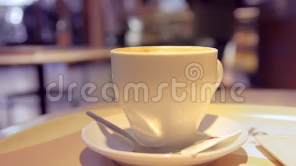 在咖啡店里喝杯咖啡视频的预览图