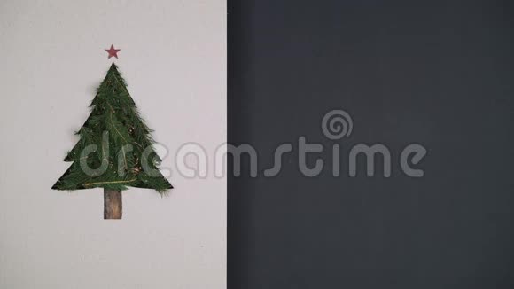 头顶自然圣诞树上的松木装饰在纸板上闪烁着灯上面有文字或徽标复制空间视频的预览图