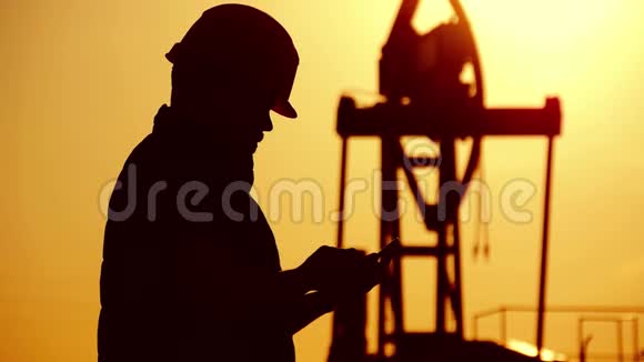 金日落时油田原油泵油田工人剪影工业油田人民和视频的预览图