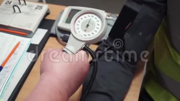 测量病人压力的医生的特写剪辑男性医生给年轻人检查血压视频的预览图
