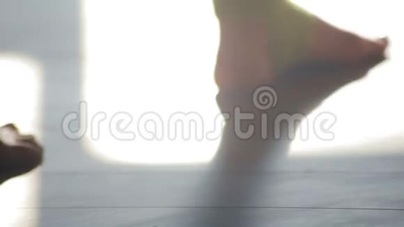 一个女运动员为了近距离练习去抠门视频的预览图