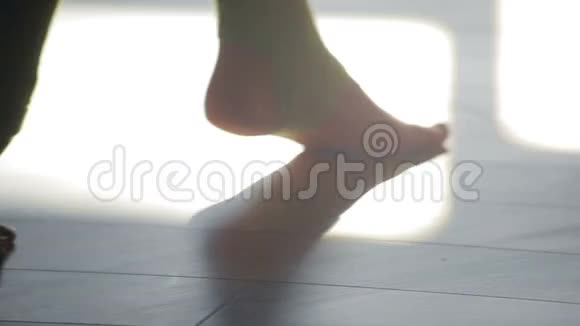 穿着特殊运动服装的女性双脚在地板健身中心近距离行走视频的预览图