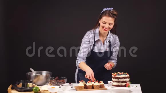 糖果女人正在工作室装饰美味蛋糕视频的预览图