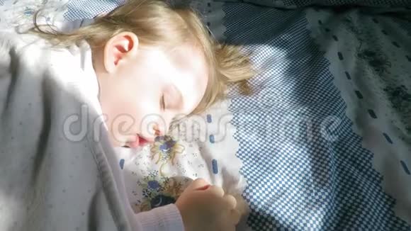 小女孩睡在床上被阳光照亮视频的预览图