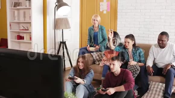 多国朋友在沙发上玩电子游戏视频的预览图