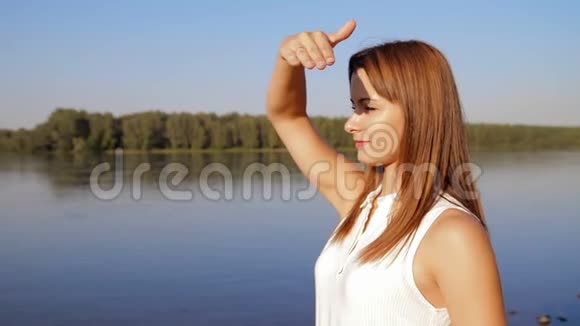 画像女子站在江岸1女人用手捂着脸视频的预览图