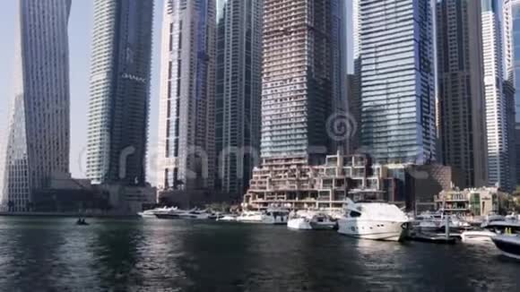 迪拜码头与塔和游艇俱乐部库存迪拜码头视频的预览图