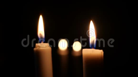 白色的蜡烛在黑暗中闪烁圣诞节视频的预览图