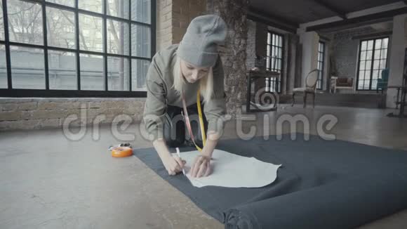 女设计师打造未来服饰的样板她画了一个细节的轮廓视频的预览图