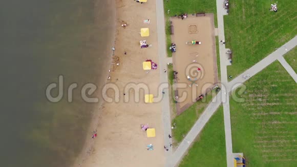 从莫斯科Zelenograd池塘附近的海滩顶部垂直观看视频的预览图