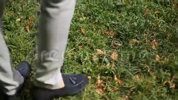 人在草地上行走视频的预览图
