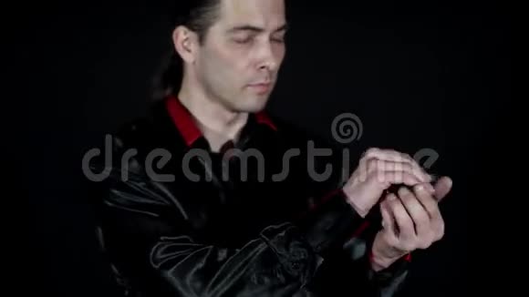白球从魔术师的手中消失烟雾从他的手中冒出视频的预览图