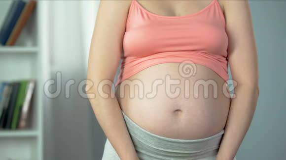孕妇端着一碗富含维生素和营养的蔬菜沙拉视频的预览图