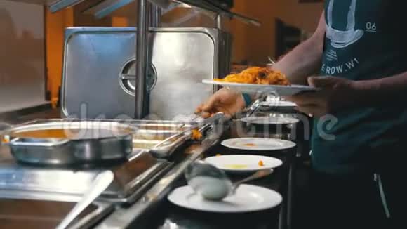 自助早餐埃及餐厅柜台上的各种现成饭菜视频的预览图