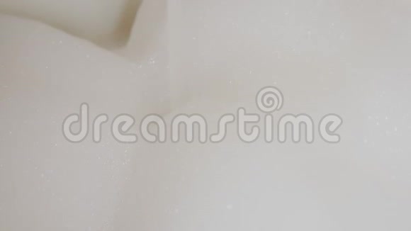 水流着泡沫涌入浴缸快关门泡沫里的摄像头视频的预览图