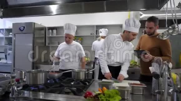 厨师烹饪和平板咨询经理视频的预览图