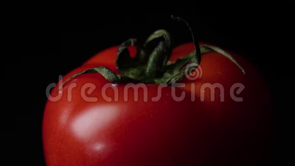 从成熟的西红柿上面滴下的水滴框架把一滴从番茄里滴下来的水收起来视频的预览图