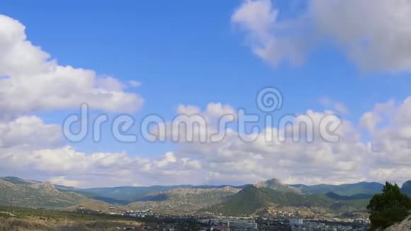 热那亚堡垒苏达克克里米亚群山映衬蓝天白云海象的云彩穿过蓝天视频的预览图