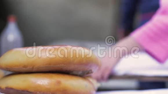 在传统烤箱里煮新鲜面包视频的预览图