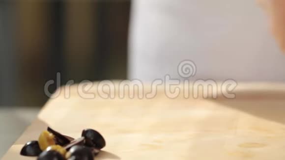 餐厅厨房的视频厨师用大刀切青柠移动摄像头视频的预览图