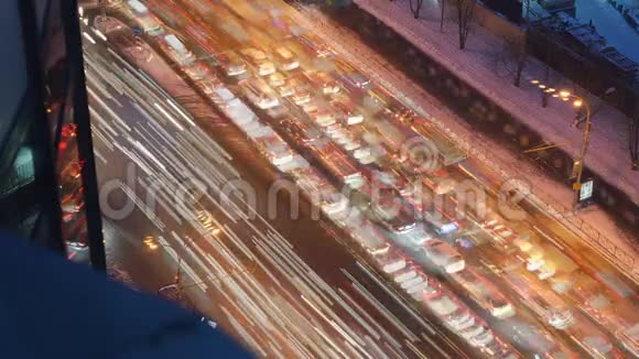 交通和交通堵塞与模糊的汽车灯留下的痕迹时间流逝视频的预览图