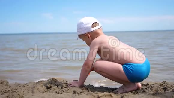 在沙滩上玩沙子的孩子夏日阳光明媚心情好视频的预览图