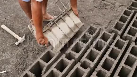 人类手工生产砖模用于在勒加兹皮市的火山灰建造菲律宾视频的预览图