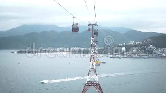 从海上索道舱水上缆索海景鸟瞰大山视频的预览图