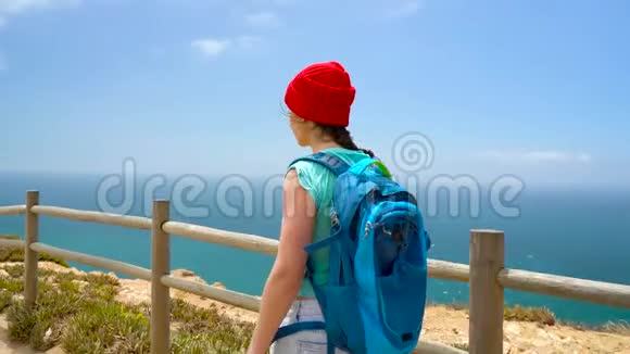 三合一视频背着背包的女人在葡萄牙各个风景如画的地方欣赏海洋海岸视频的预览图