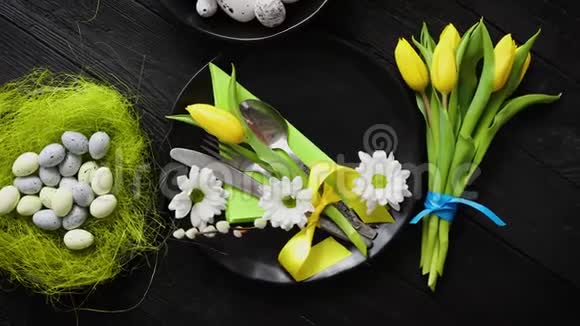 复活节春天的餐桌餐具用黄色郁金香花朵组成视频的预览图