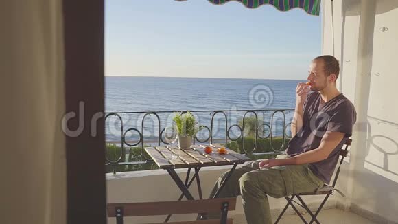 一个男人从内哈的阳台上看海洋西班牙视频的预览图