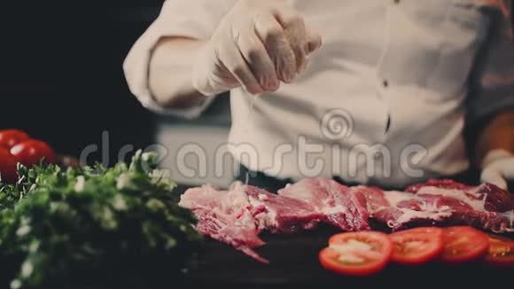 厨师为餐厅的客人准备了美味的牛排番茄的细番茄视频的预览图