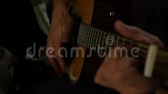 人用七弦吉他演奏灵感慢动作视频的预览图