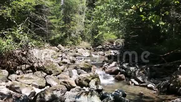 山河石头附近的水运动视频的预览图