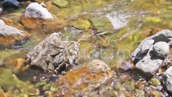 山河石头附近的水运动视频的预览图