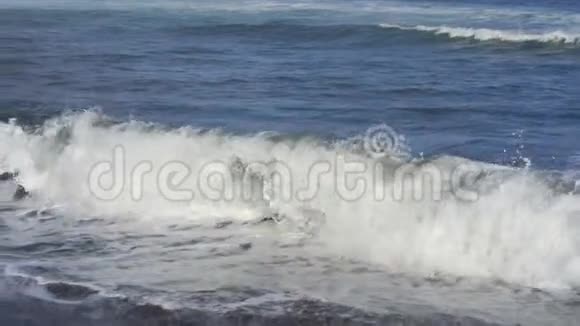 日落时分海浪在冰岛黑沙滩撞击的慢镜头视频的预览图