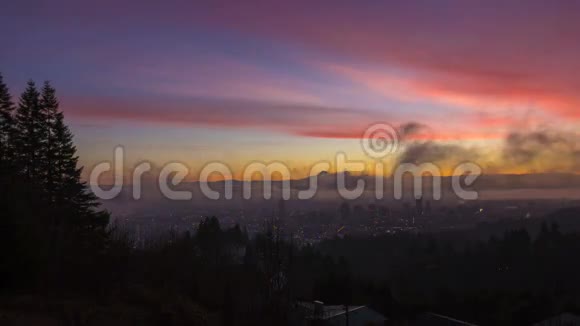 俄勒冈州波特兰和mt上空浓雾和云层的时间太阳升起一个冬天的早晨视频的预览图