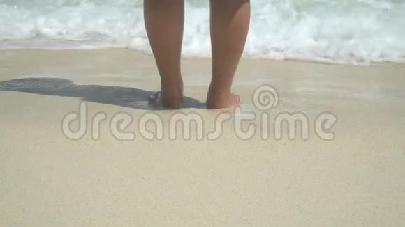 在海滩上靠近女人的脚视频的预览图