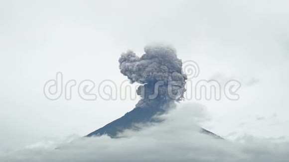 阿贡火山于2018年1月11日在印度尼西亚巴厘岛新爆发从阿米德库里一侧拍摄这是一次罕见的史诗般的拍摄视频的预览图