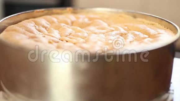 新鲜出炉的蛋糕视频的预览图
