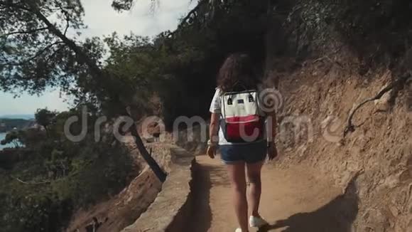 在山上散步的女游客视频的预览图