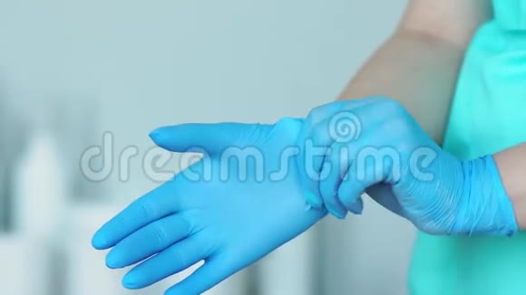 医生戴橡胶手套的特写视频的预览图