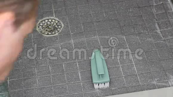 男人擦洗淋浴地板视频的预览图